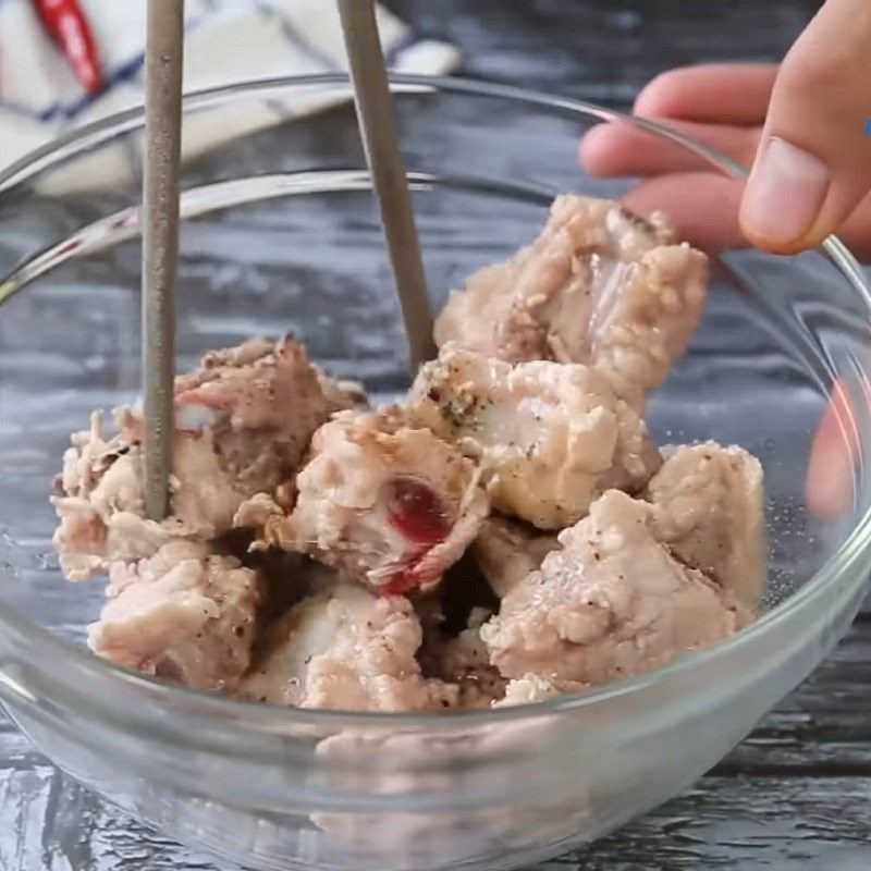 Step 3 Marinate the ribs for Braised Pork Ribs with Quail Eggs