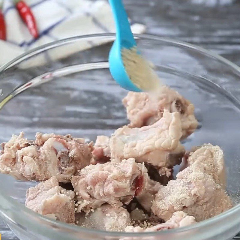 Step 3 Marinate the ribs for Braised Pork Ribs with Quail Eggs