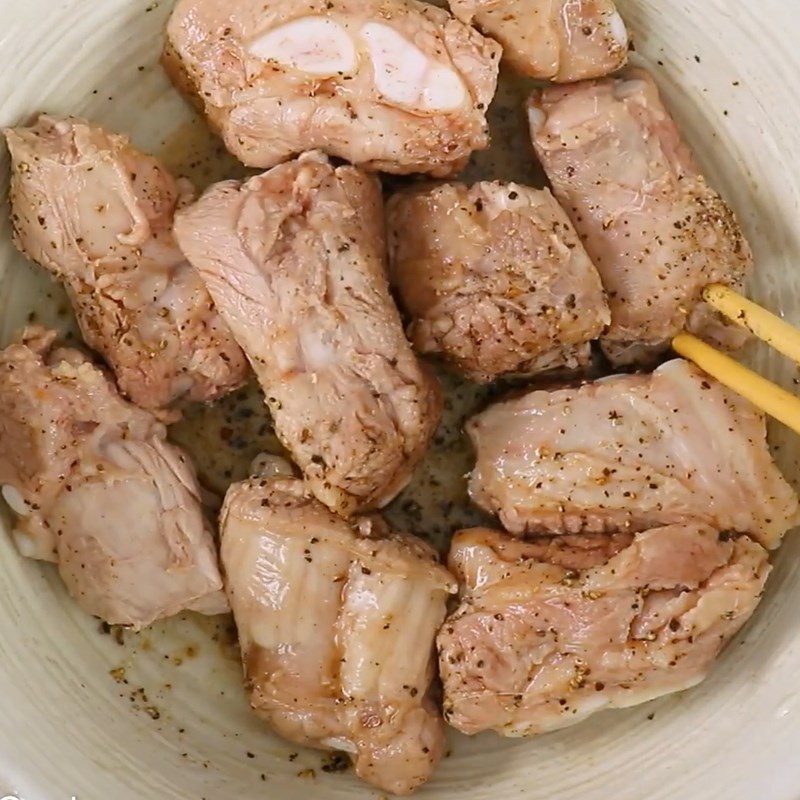 Step 3 Marinate the ribs Sour cabbage noodle soup with beef