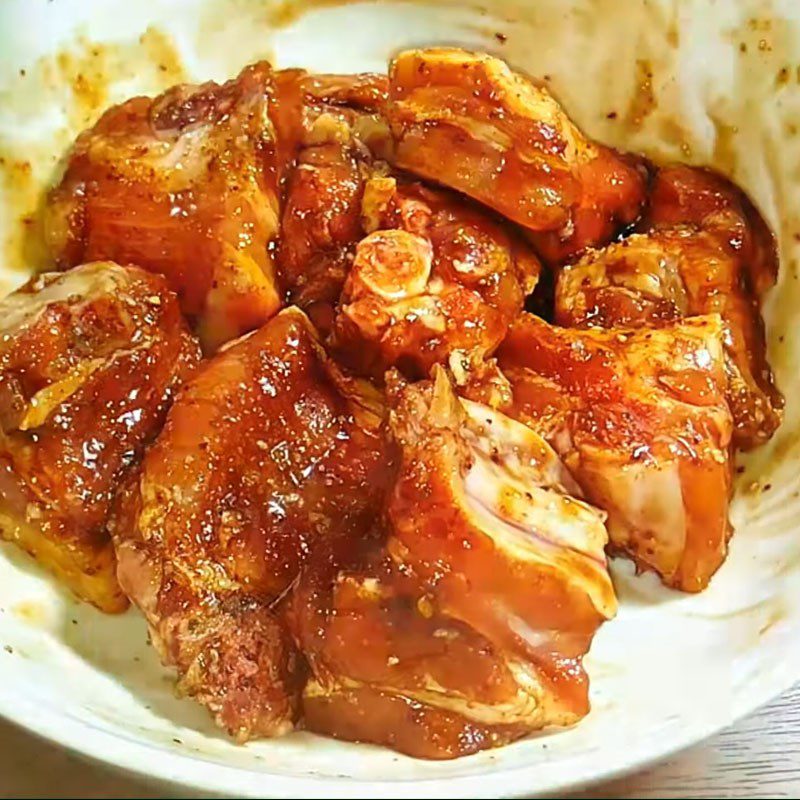 Step 2 Marinate the ribs for spicy sticky rice