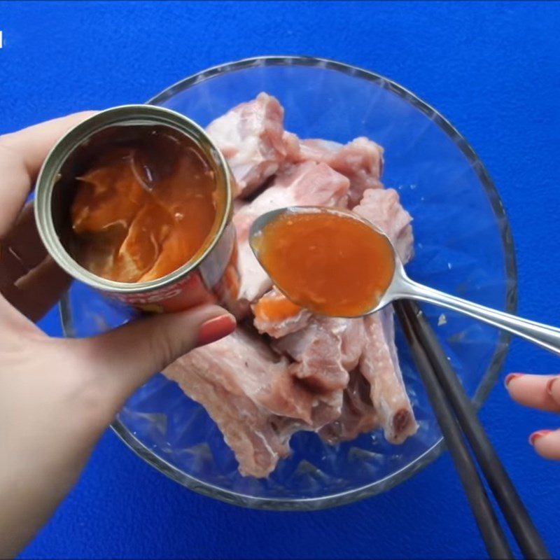 Step 2 Marinate the pork ribs for braised sardines with pork ribs