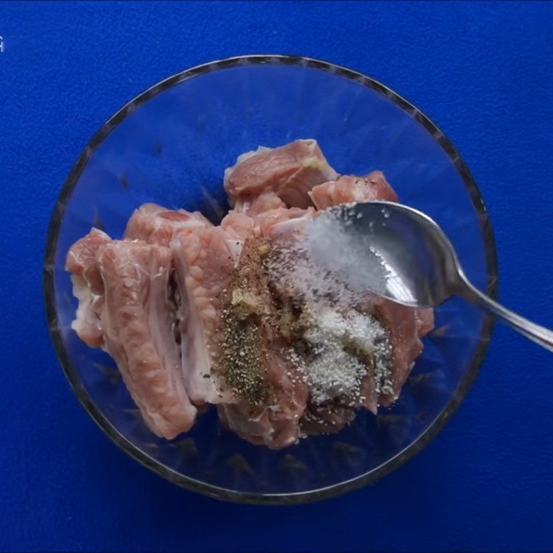 Step 2 Marinate the pork ribs for braised sardines with pork ribs