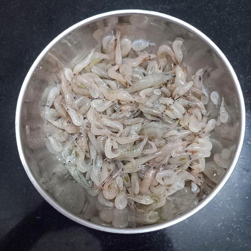 Step 2 Marinate the shrimp for Fresh Shrimp Melon Soup