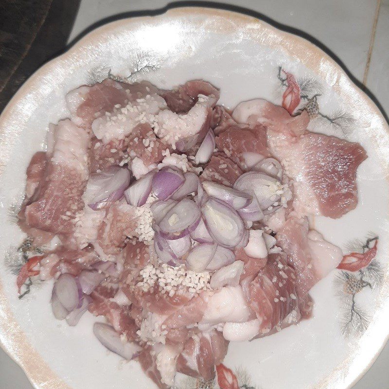 Step 3 Marinate the meat Stir-fried pickled mustard greens with pork