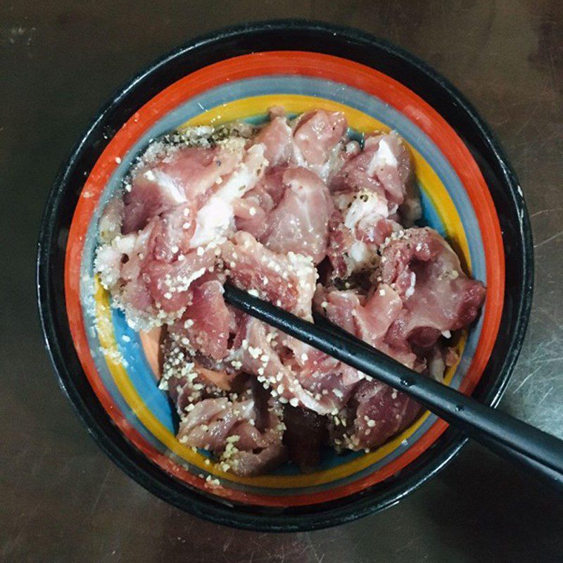 Step 2 Marinate the gourd with pork