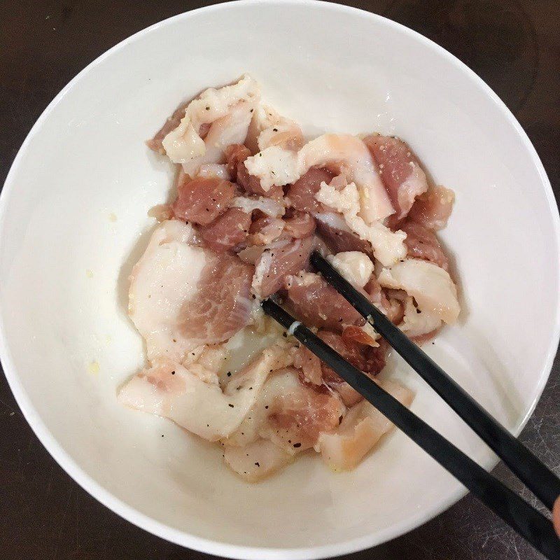 Step 2 Marinate the meat for pumpkin stir-fried pork