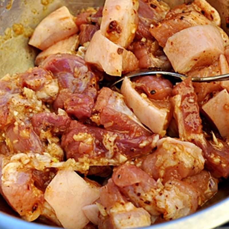 Step 2 Marinate the meat for Stir-fried Noodles with Five-Spice Pork