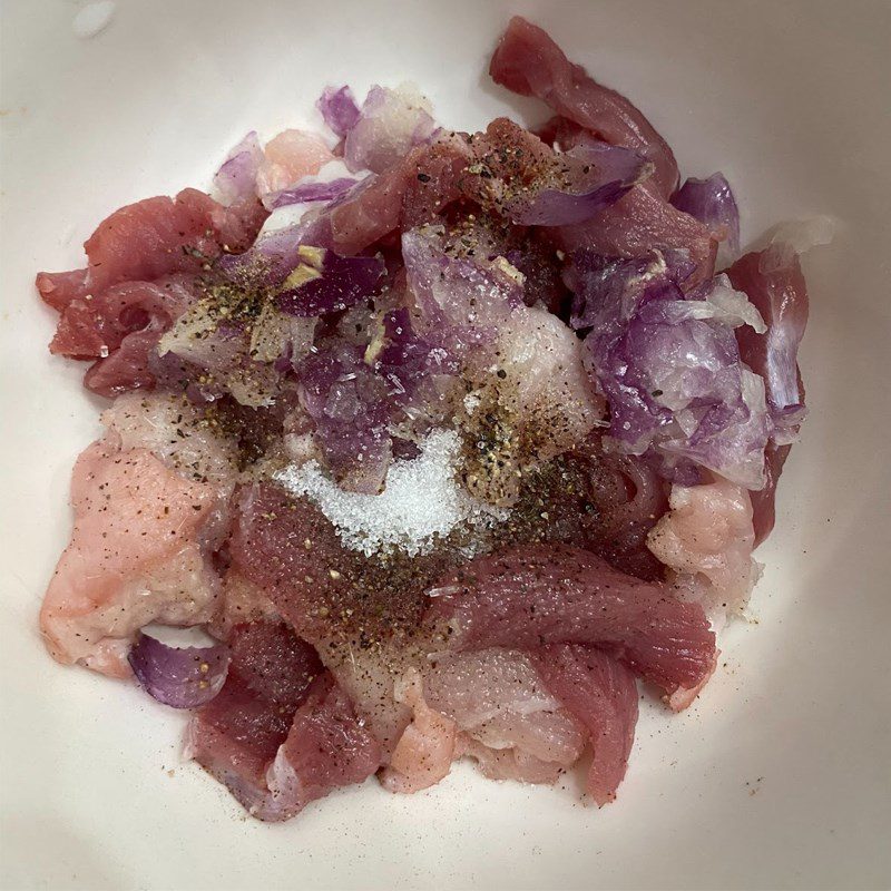 Step 2 Marinate the meat for Stir-fried Loofah with Pork and Mushrooms