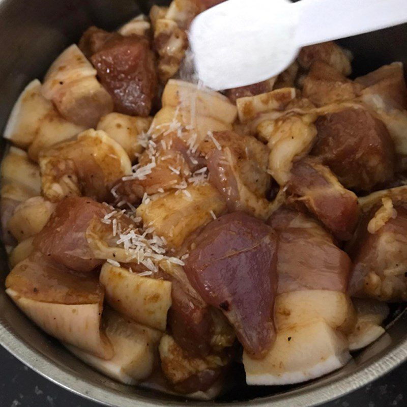 Step 2 Marinate the meat for Egg Stewed Pork