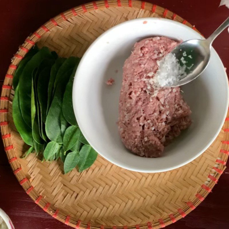 Step 2 Marinating meat for grapefruit leaf rolls