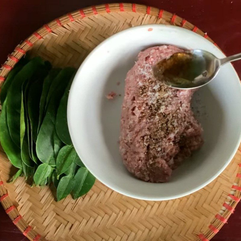 Step 2 Marinating meat for grapefruit leaf rolls