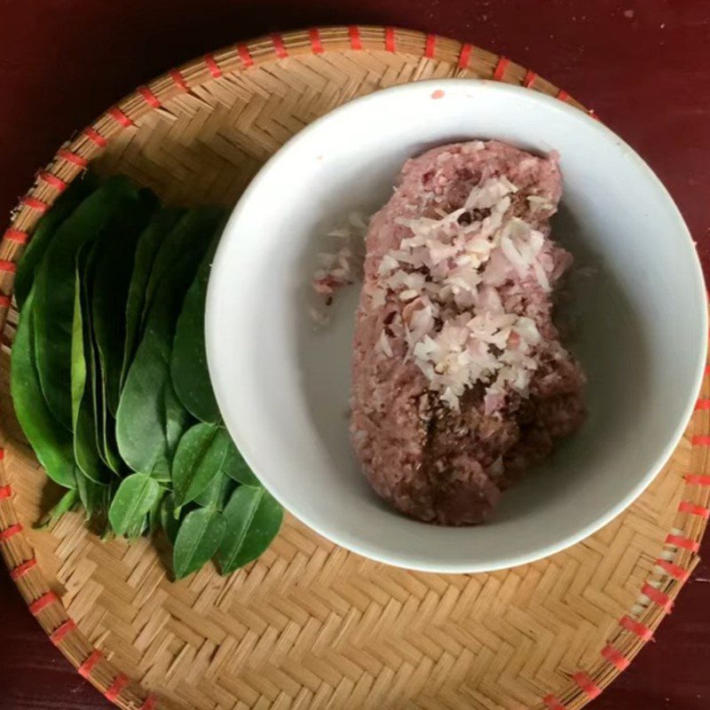 Step 2 Marinating meat for grapefruit leaf rolls