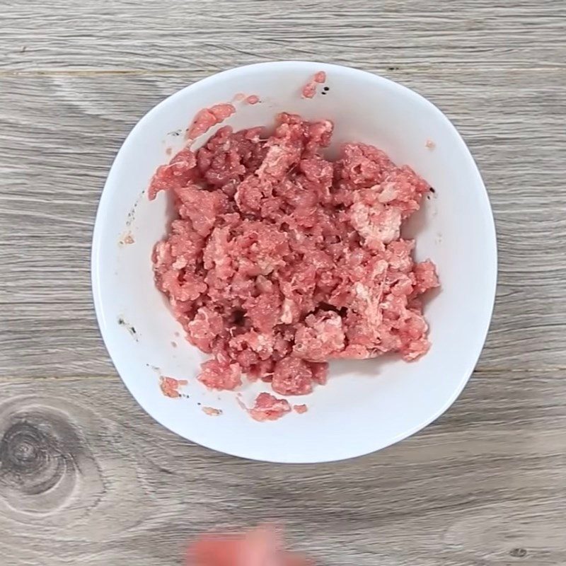 Step 2 Marinate the meat for braised radish with meat