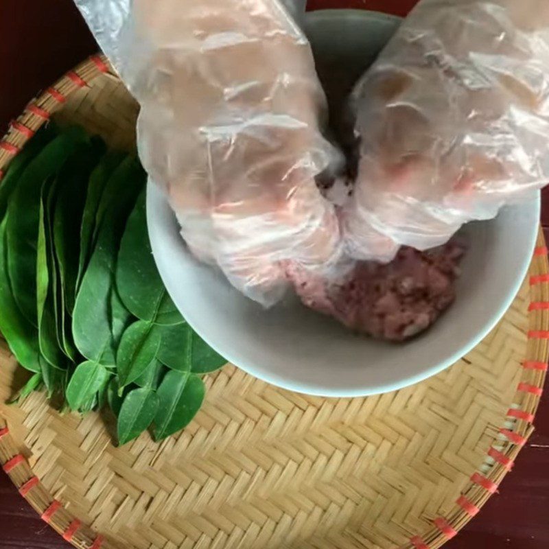 Step 2 Marinating meat for grapefruit leaf rolls