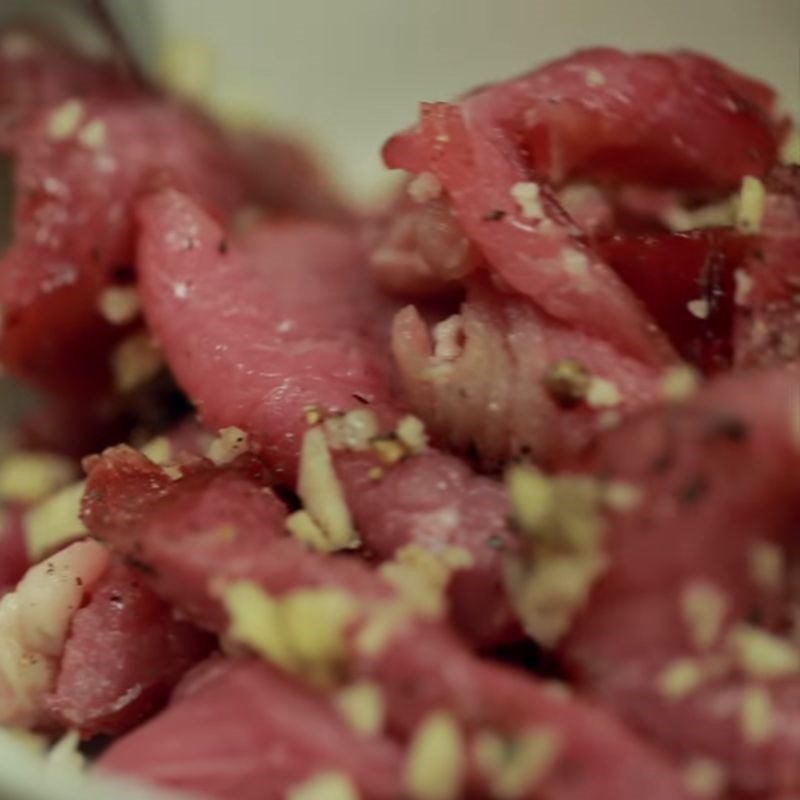 Step 2 Marinate the meat for beef bean sprout soup