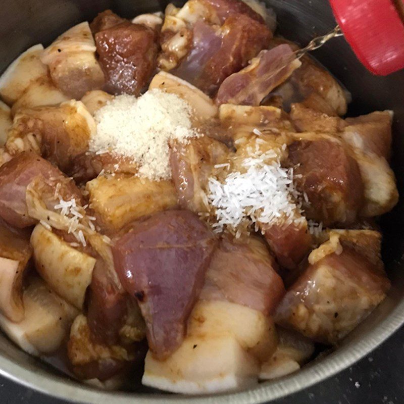 Step 2 Marinate the meat for Egg Stewed Pork