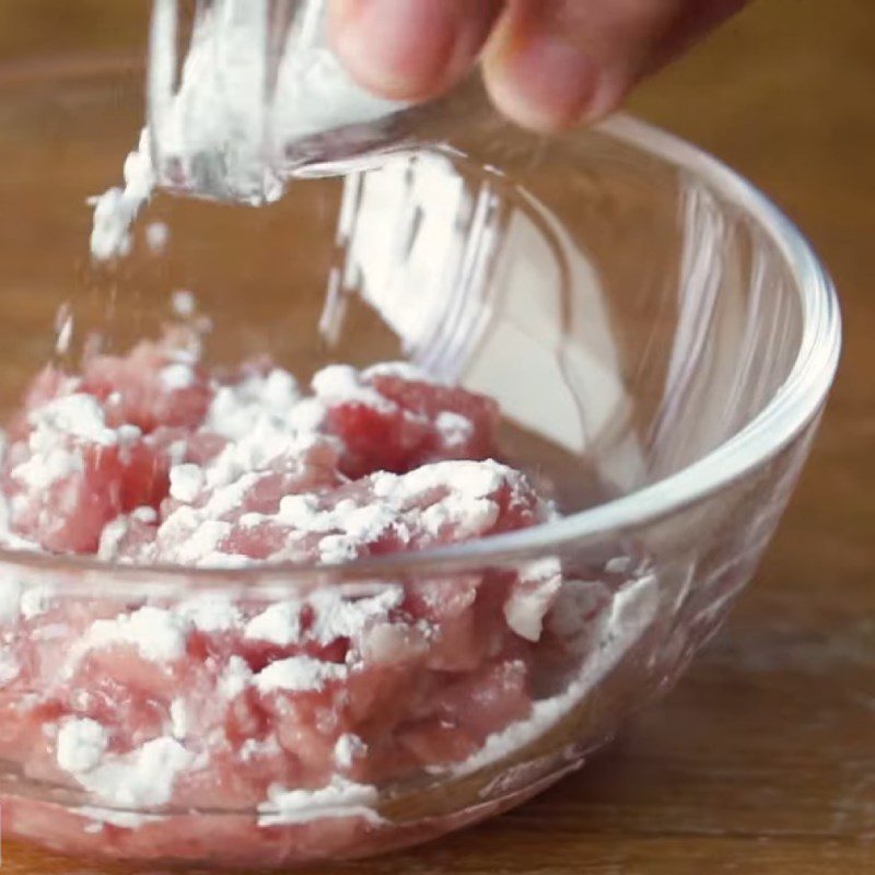 Step 1 Marinate the minced meat with egg