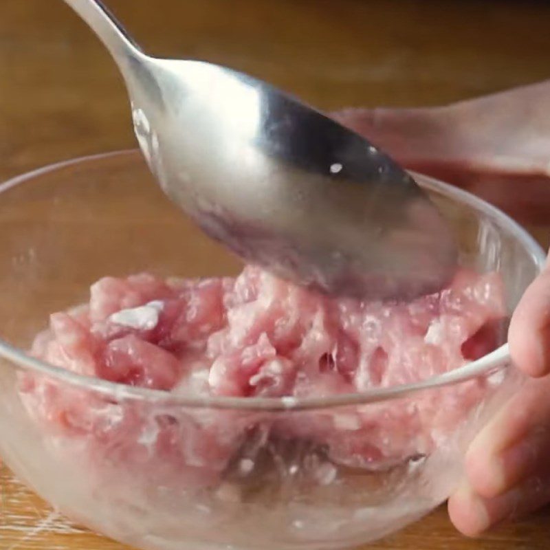 Step 1 Marinate the minced meat with egg