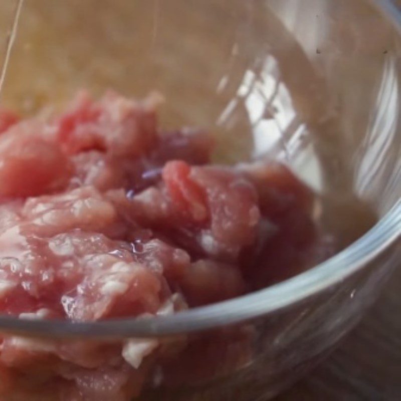 Step 1 Marinate the minced meat with egg