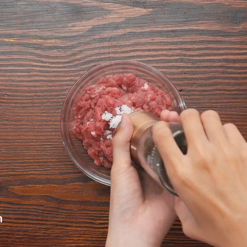 Step 2 Marinate the meat Spaghetti with Ground Beef Sauce (using ready-made spaghetti sauce)