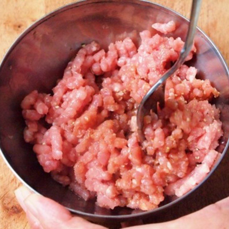 Step 3 Marinate the meat Spaghetti with minced beef sauce (homemade spaghetti sauce)