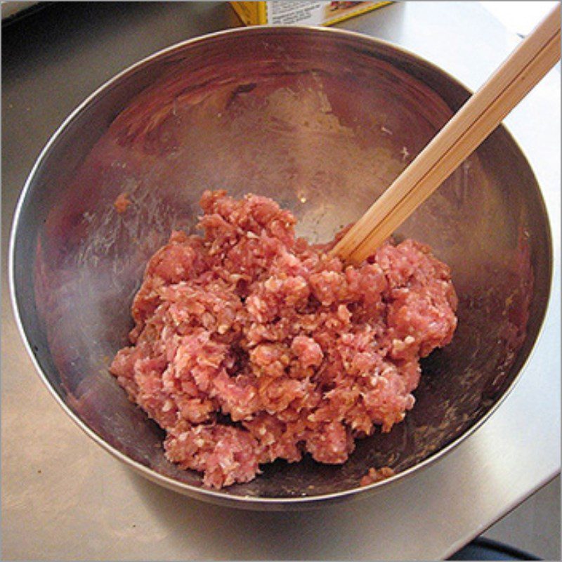 Step 3 Marinate the meat Spaghetti with minced beef sauce (homemade spaghetti sauce)