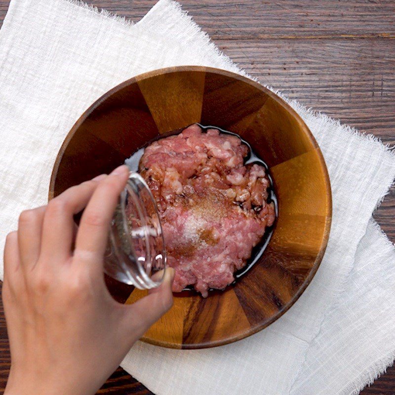 Step 1 Marinate the meat for steamed lantern from eggplant