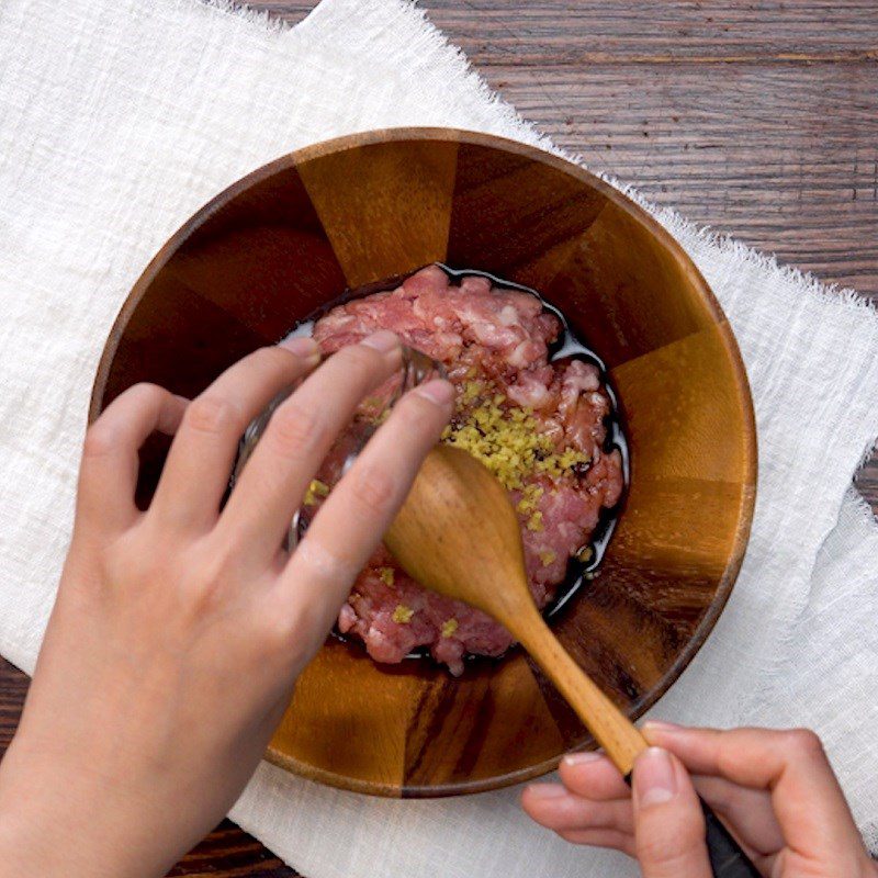 Step 1 Marinate the meat for steamed lantern from eggplant