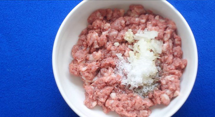 Step 3 Marinate the meat Instant noodle burger