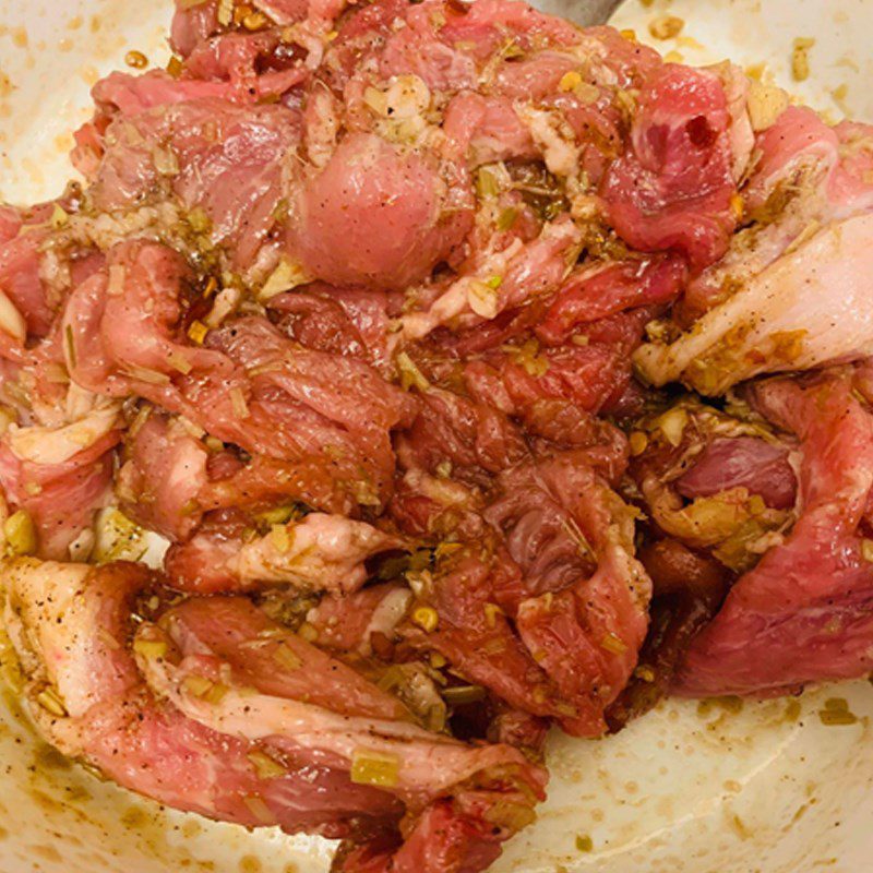 Step 2 Marinate the meat for Hanoi Bun Cha (recipe shared by users)