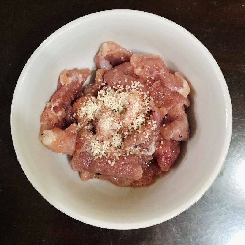 Step 2 Marinate the meat Eggplant stir-fried with meat and tofu