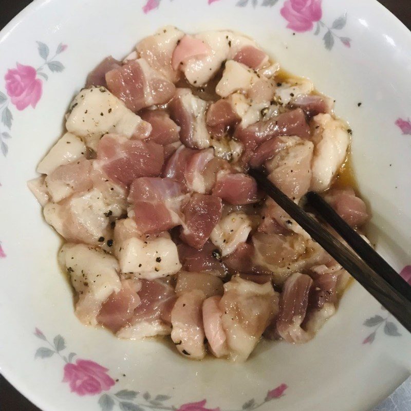 Step 2 Marinate the meat Braised Pork Belly with Pepper (Recipe shared by user)