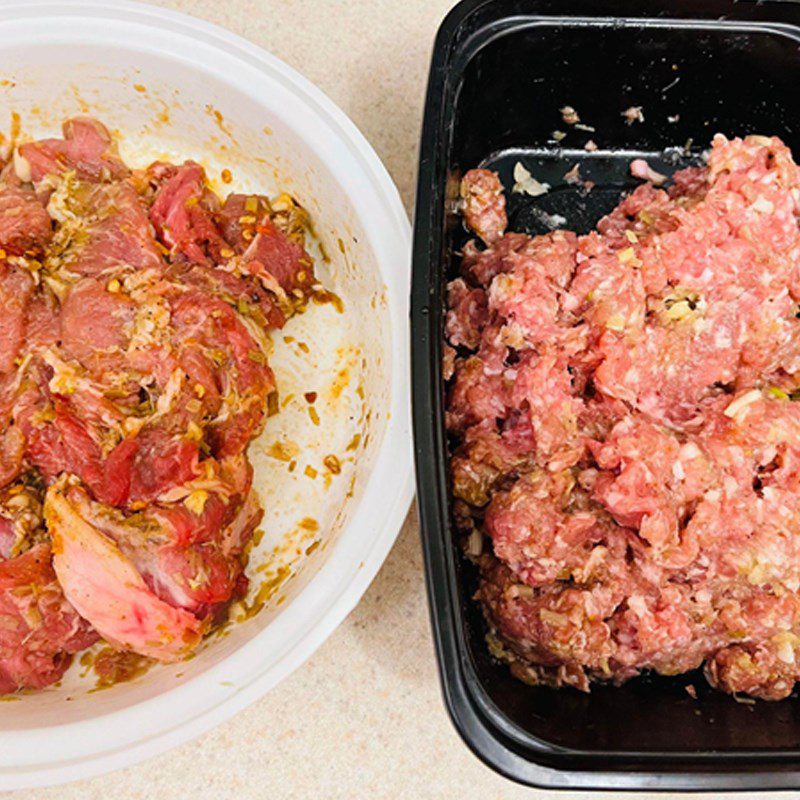 Step 2 Marinate the meat for Hanoi Bun Cha (recipe shared by users)