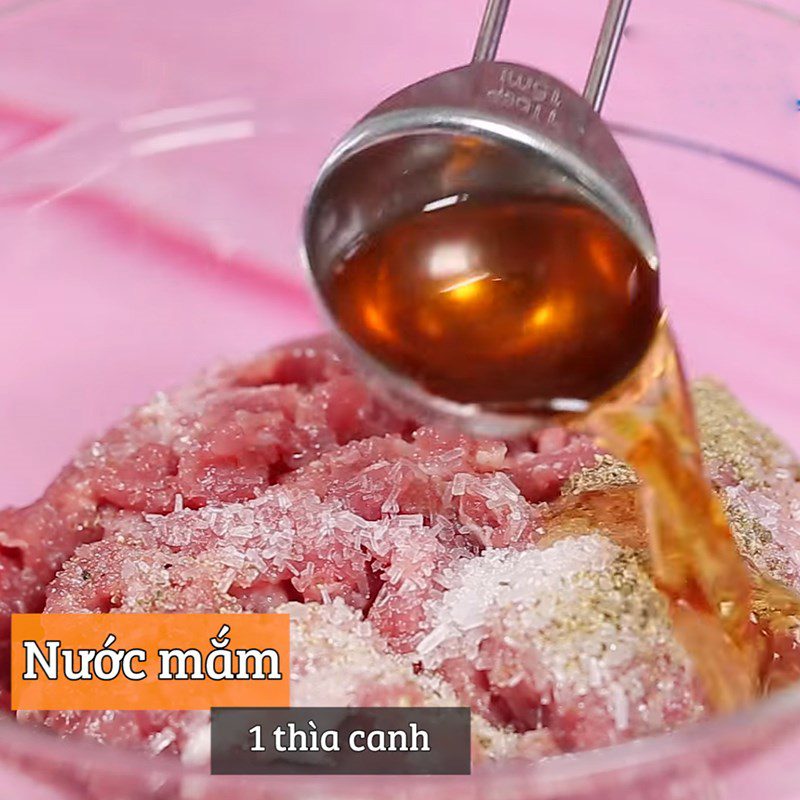 Step 1 Marinate minced meat for Minced meat stir-fried with rhizome