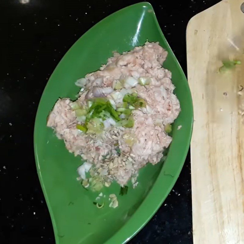 Step 2 Marinate minced meat Minced meat stir-fried with lemongrass and onion