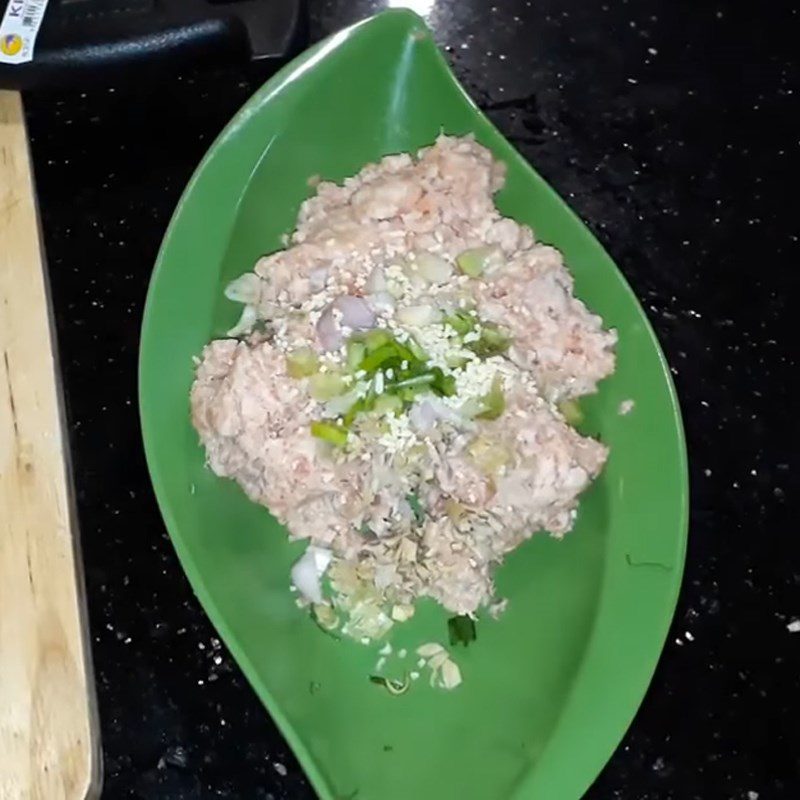 Step 2 Marinate minced meat Minced meat stir-fried with lemongrass and onion