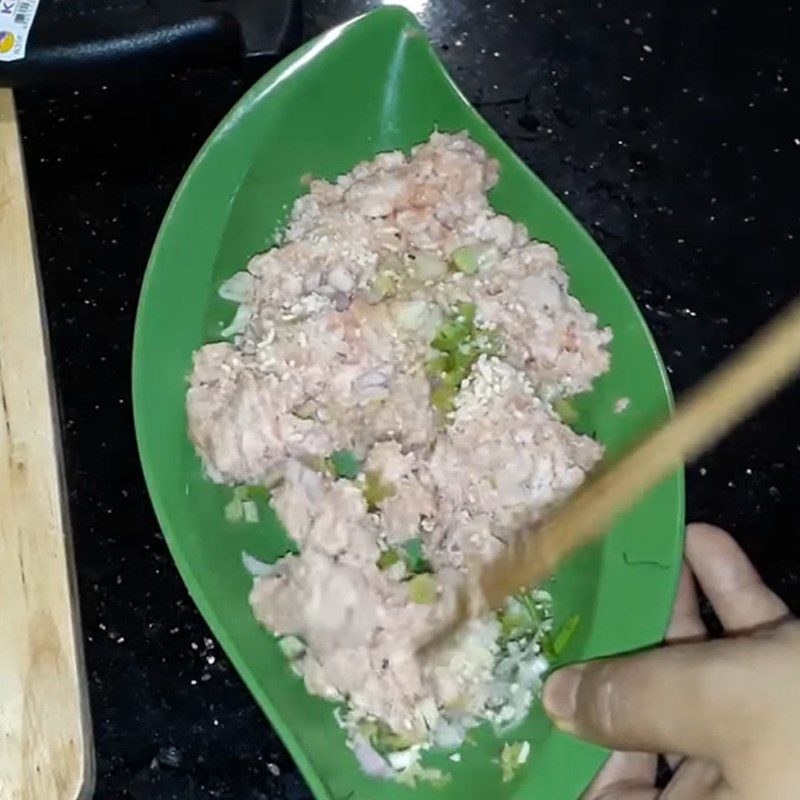 Step 2 Marinate minced meat Minced meat stir-fried with lemongrass and onion