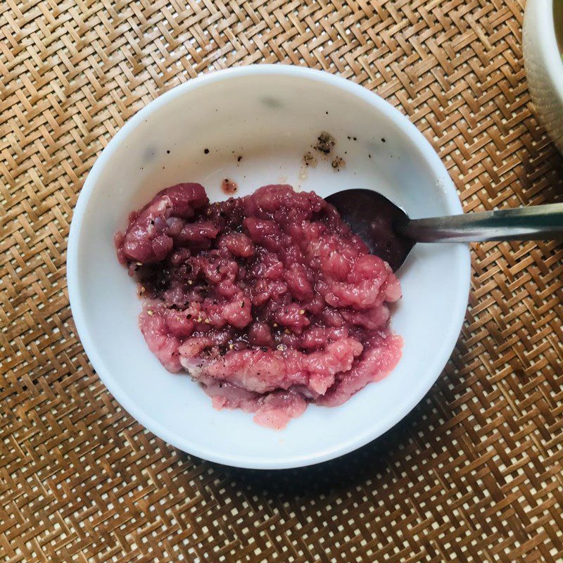 Step 2 Marinate the minced meat for Stir-fried Noodles with Minced Meat