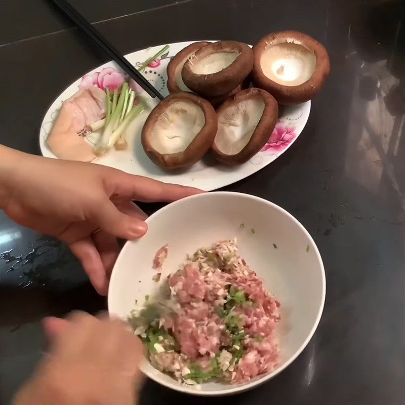 Step 3 Marinate minced meat Stuffed shiitake mushrooms steamed