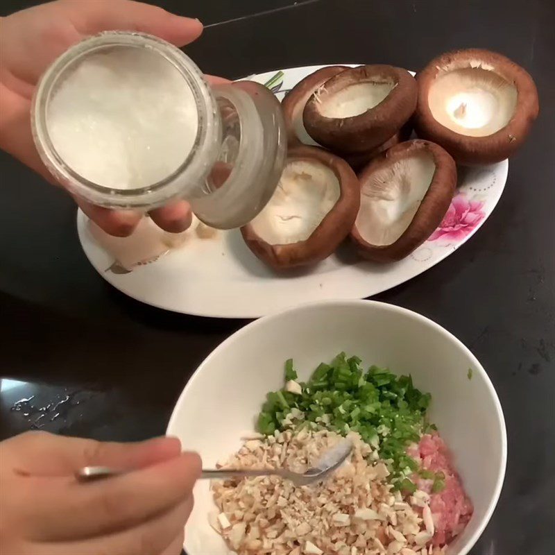 Step 3 Marinate minced meat Stuffed shiitake mushrooms steamed