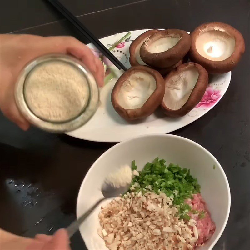 Step 3 Marinate minced meat Stuffed shiitake mushrooms steamed