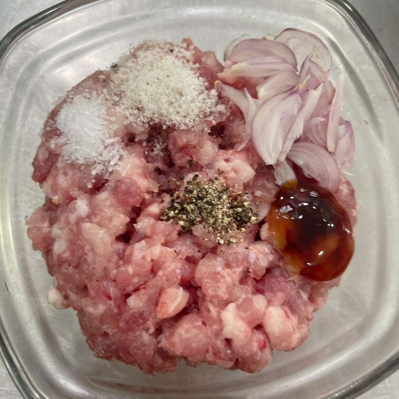 Step 2 Marinate minced pork for minced pork rib porridge