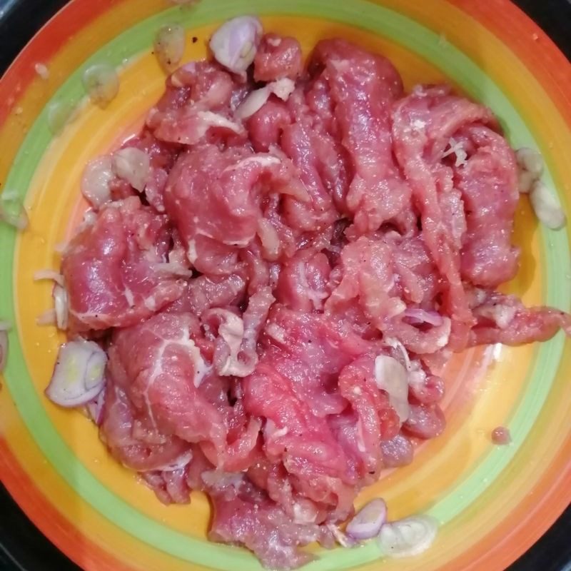 Step 2 Marinate the beef Beef stir-fried with onion and tomato