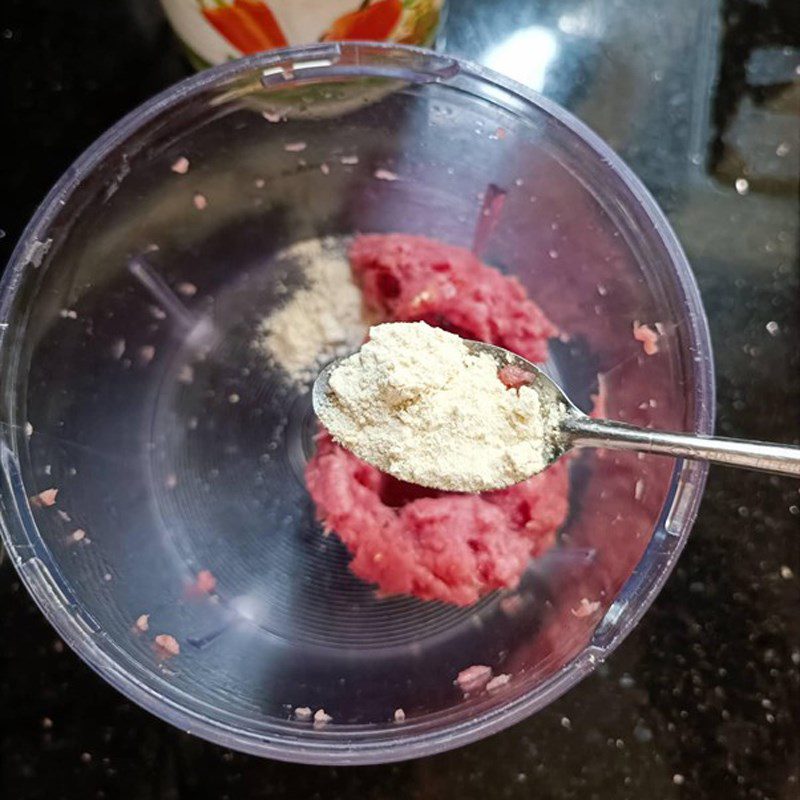 Step 1 Marinating beef for creamy cheese sauce pasta