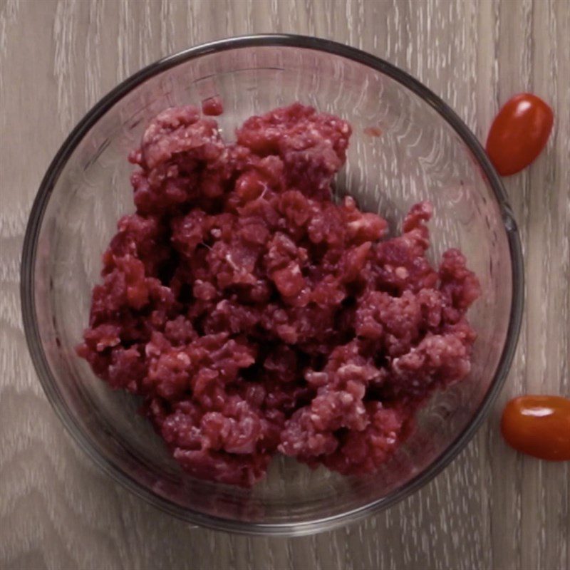 Step 1 Marinate the beef for baked cheese beef balls