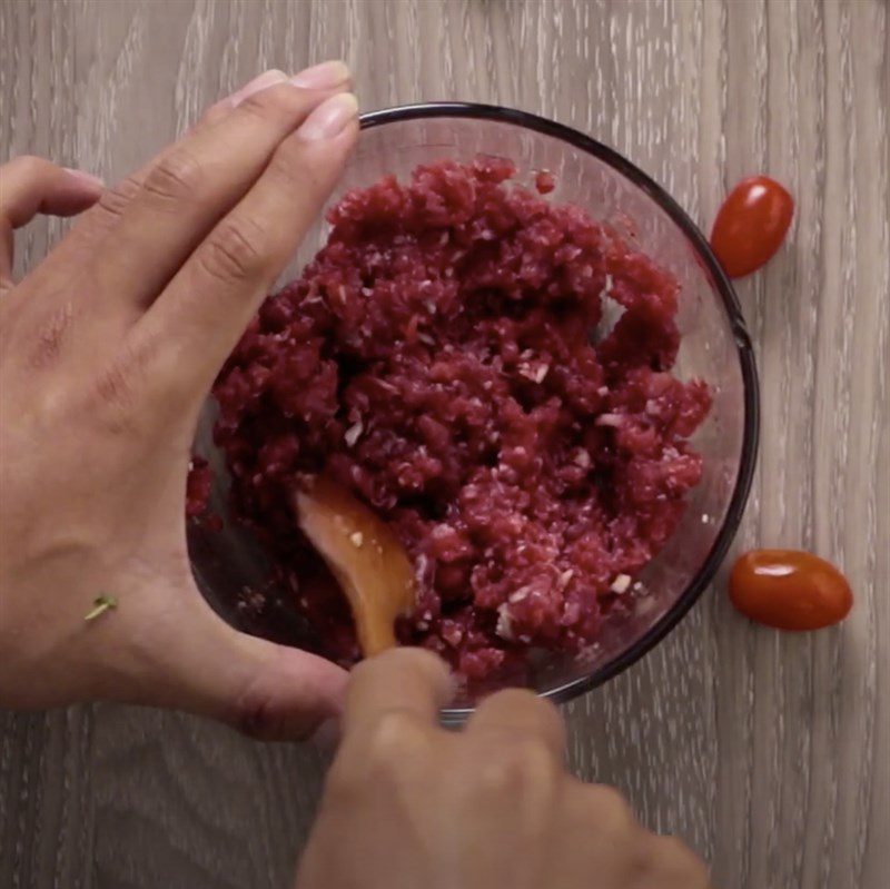 Step 1 Marinate the beef for baked cheese beef balls