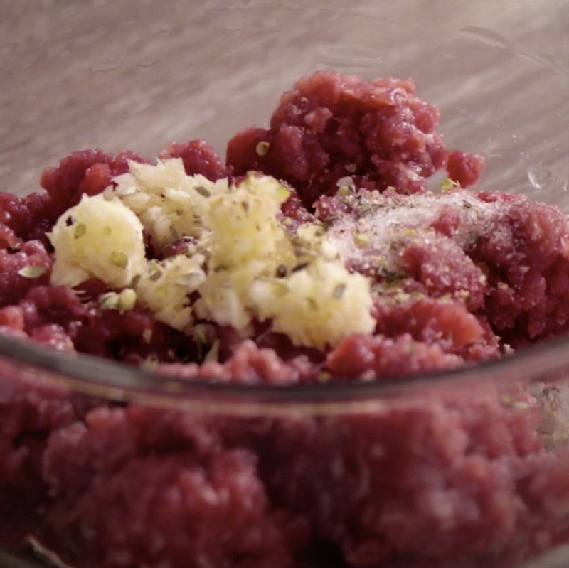 Step 1 Marinate the beef for baked cheese beef balls