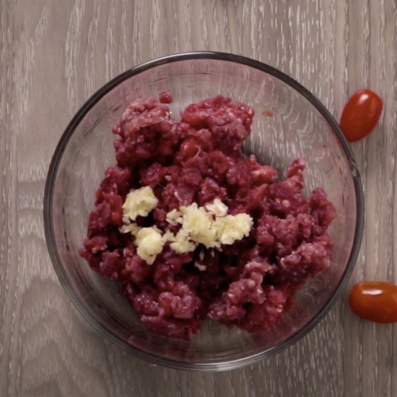 Step 1 Marinate the beef for baked cheese beef balls