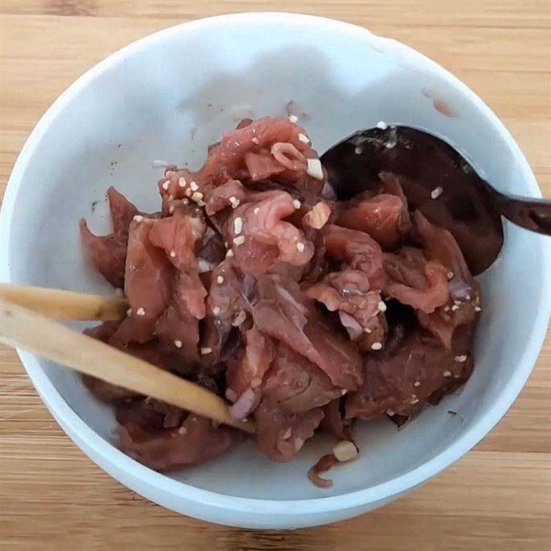 Step 2 Marinating beef Beef stir-fried with pumpkin