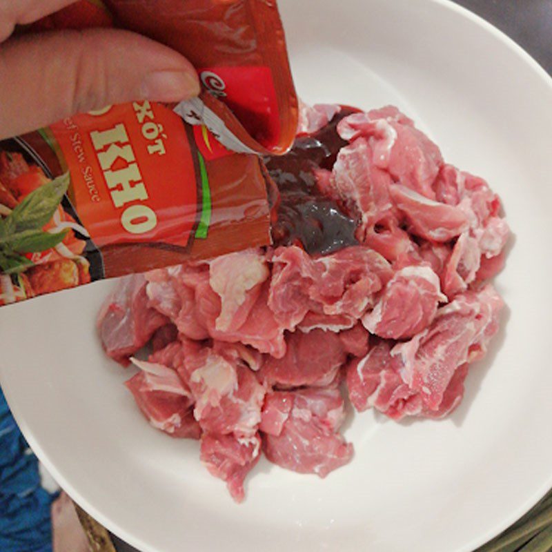 Step 2 Marinate the beef for beef stew with bread